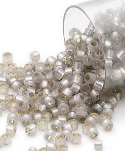 Smukke Delica seed beads fra Miuyki i flot silver-lined grey, 7,5 gram. DB0630V